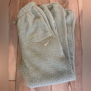 Nike Women’s Therma-Fit Cozy Fleece Pants